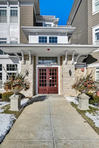 $864,900 | 7 Kennedy Lane, Unit 201, Hinsdale, IL 60521