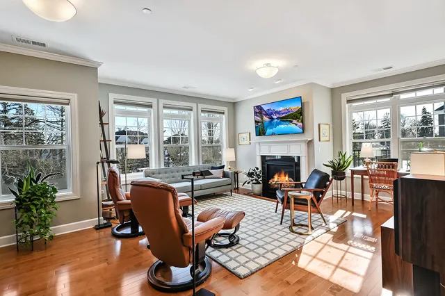 $864,900 | 7 Kennedy Lane, Unit 201, Hinsdale, IL 60521