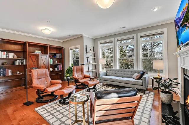 $864,900 | 7 Kennedy Lane, Unit 201, Hinsdale, IL 60521