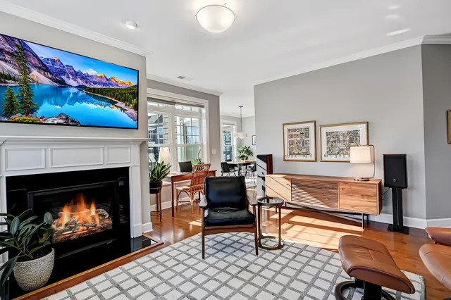 $864,900 | 7 Kennedy Lane, Unit 201, Hinsdale, IL 60521