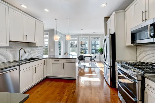 $864,900 | 7 Kennedy Lane, Unit 201, Hinsdale, IL 60521