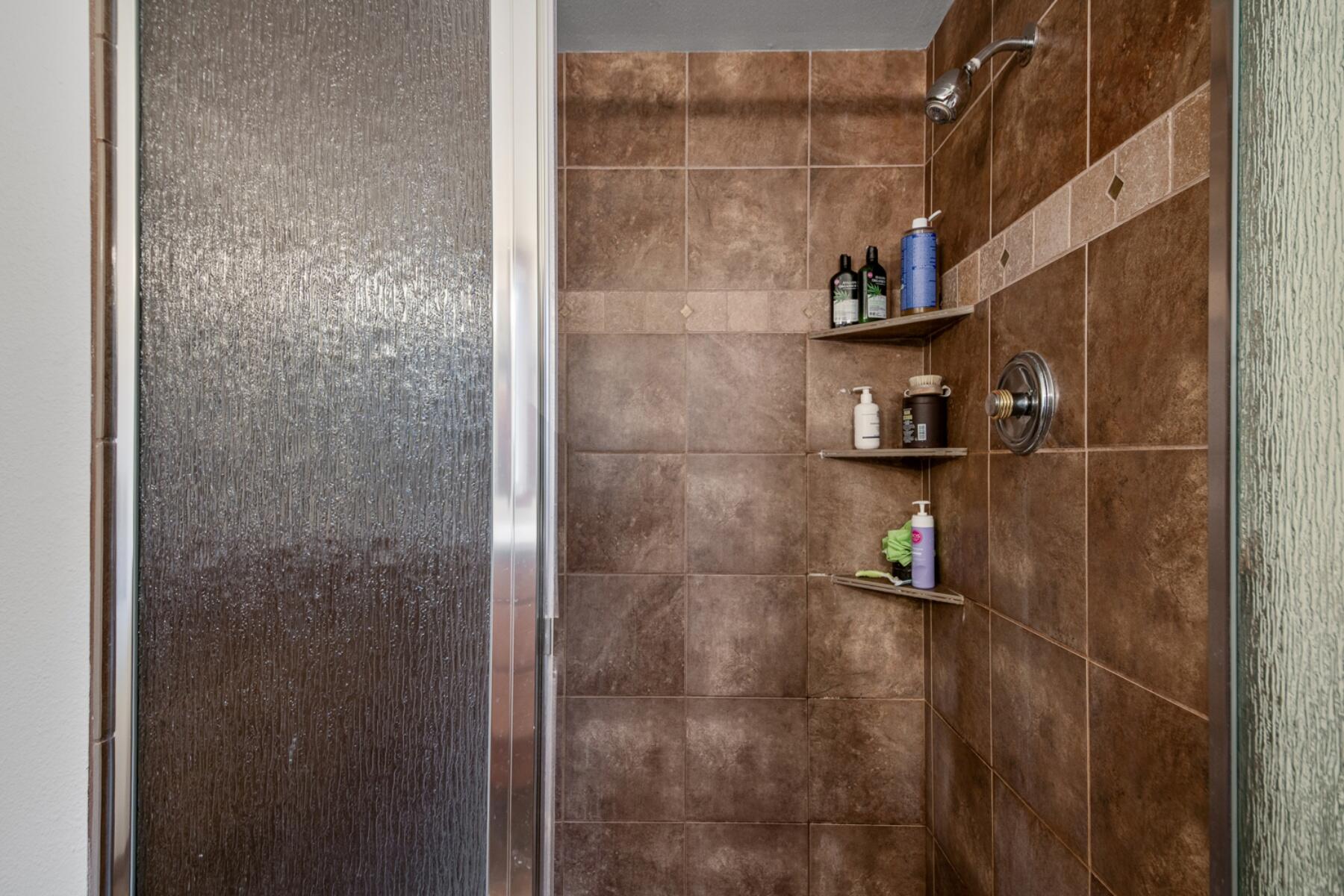 60604 Ridge Heights Bend, OR 97702 - Photo 24 of 48 batch_24-primary shower