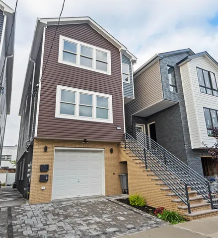 $4,100 | 277 Pearsall Avenue, Jersey City, NJ 07305