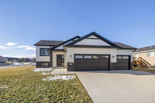 $395,000 | 729 Tall Grass Lane, Wanamingo, MN 55983