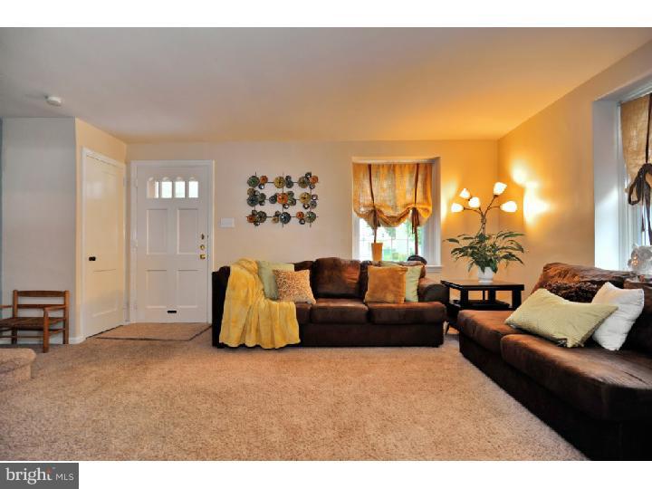 457 Maplewood Road Springfield, PA 19064 - Photo 8 of 25 Living Room