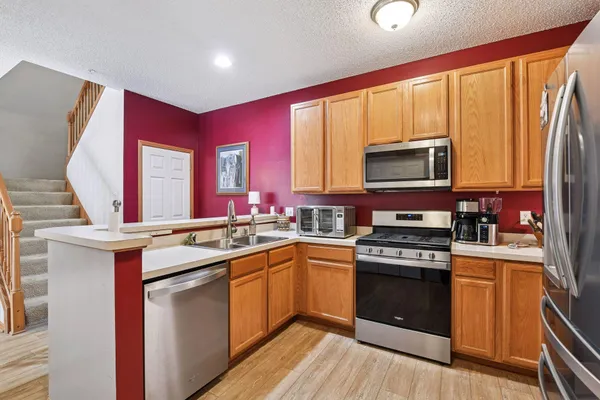 $300,000 | 1948 Shamrock Place, Chaska, MN 55318