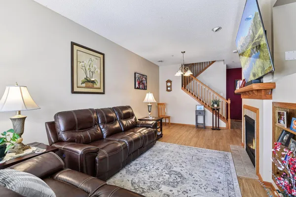 $300,000 | 1948 Shamrock Place, Chaska, MN 55318