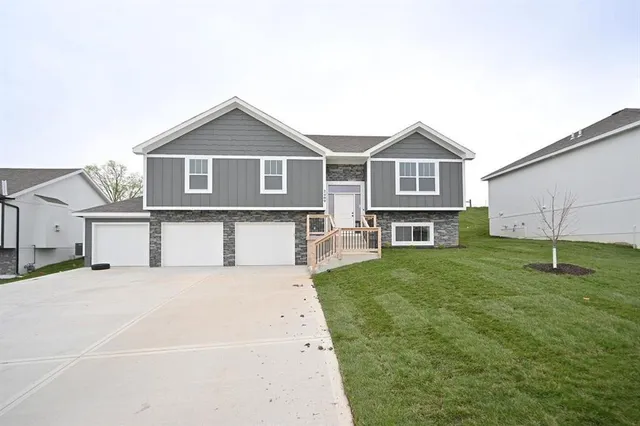 $459,900 | 103 Johnson Circle, Dearborn, MO 64439