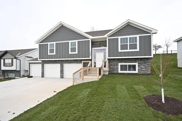 $459,900 | 103 Johnson Circle, Dearborn, MO 64439