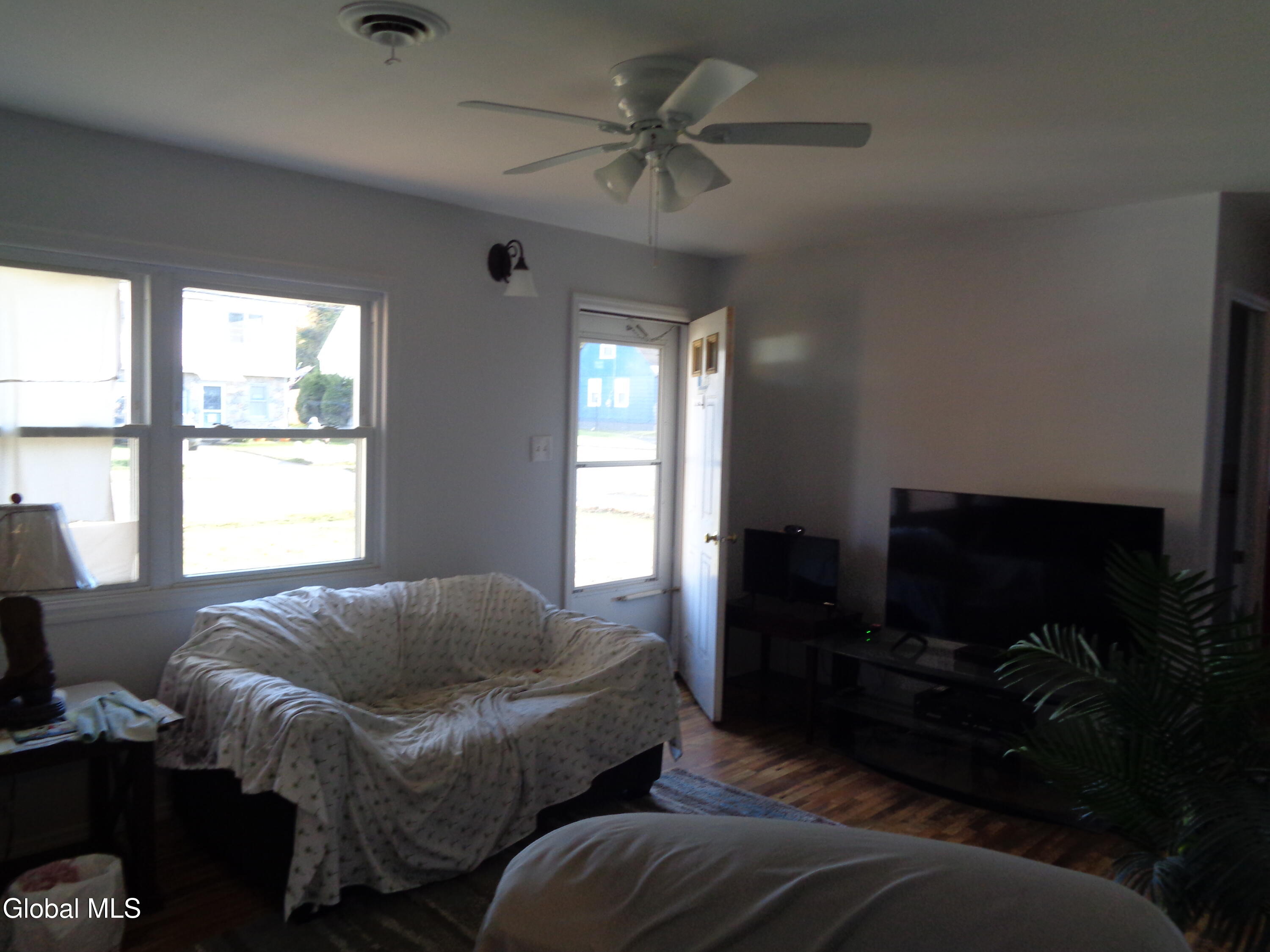 476 Bradford Road Schenectady, NY 12304 - Photo 2 of 11 DSC02868