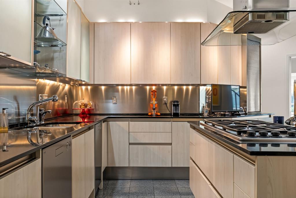 6018 Rose Grove Court Dallas, TX 75248 - Photo 13 of 40