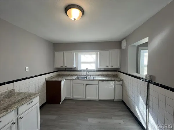 $1,600 | 1 Lakeview Drive, Ferguson, MO 63135