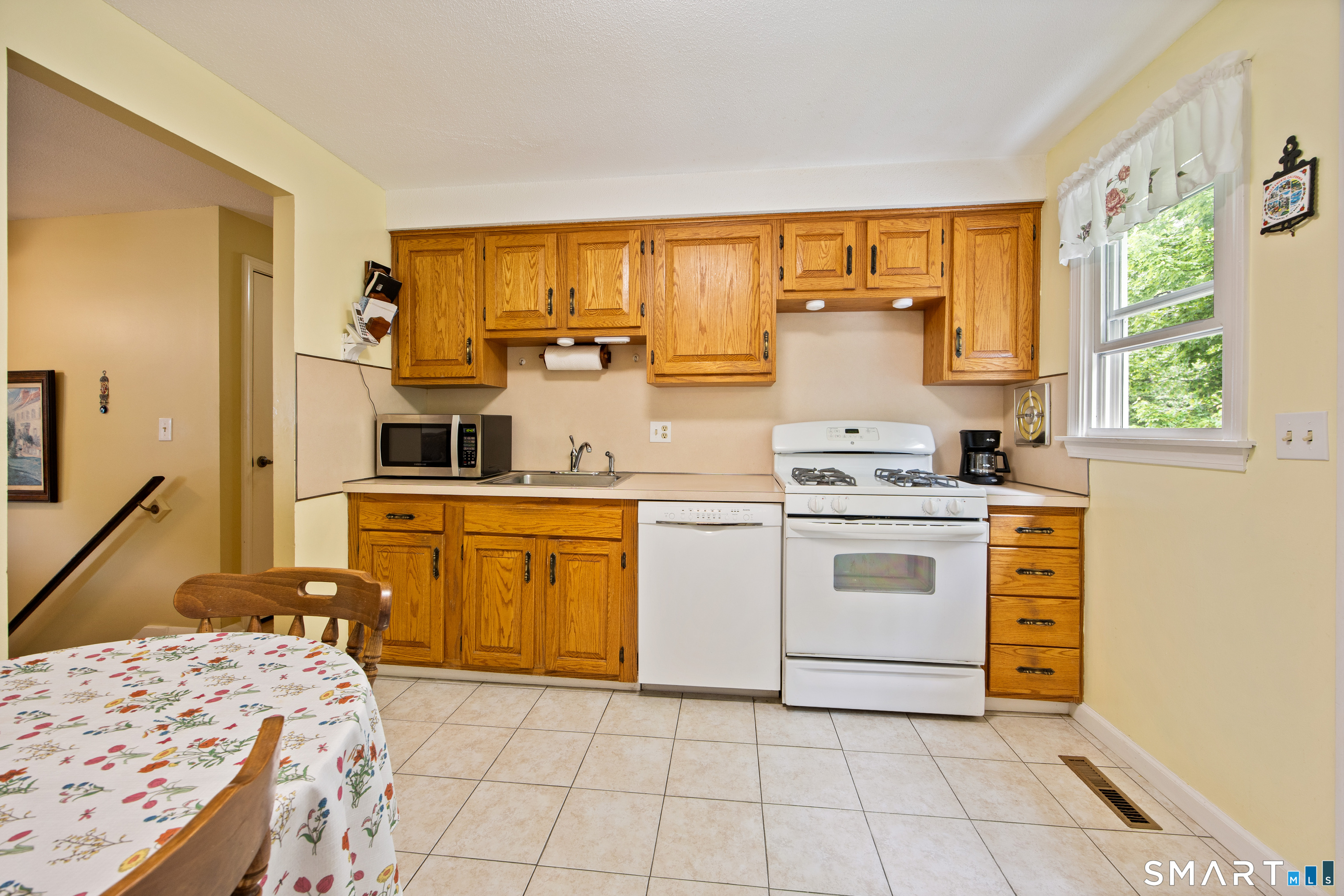 187 Knob Hill Road Meriden, CT 06451 - Photo 7 of 25