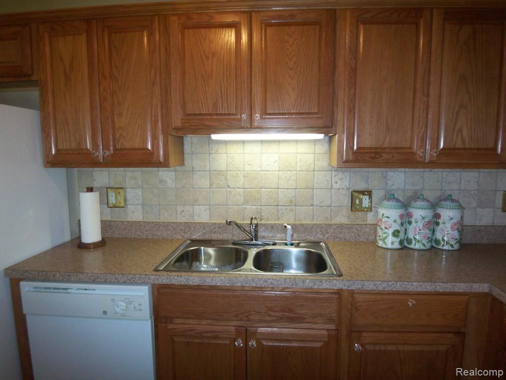 33500 Utica Road Fraser, MI 48026 - Photo 11 of 65 100_6549.jpg
