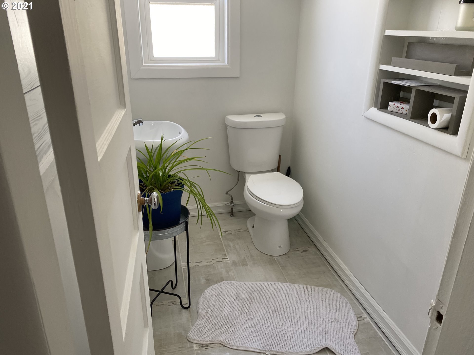 1515 Southwest Frazer Avenue Pendleton, OR 97801 - Photo 8 of 11 a bathroom with a toilet and a sink