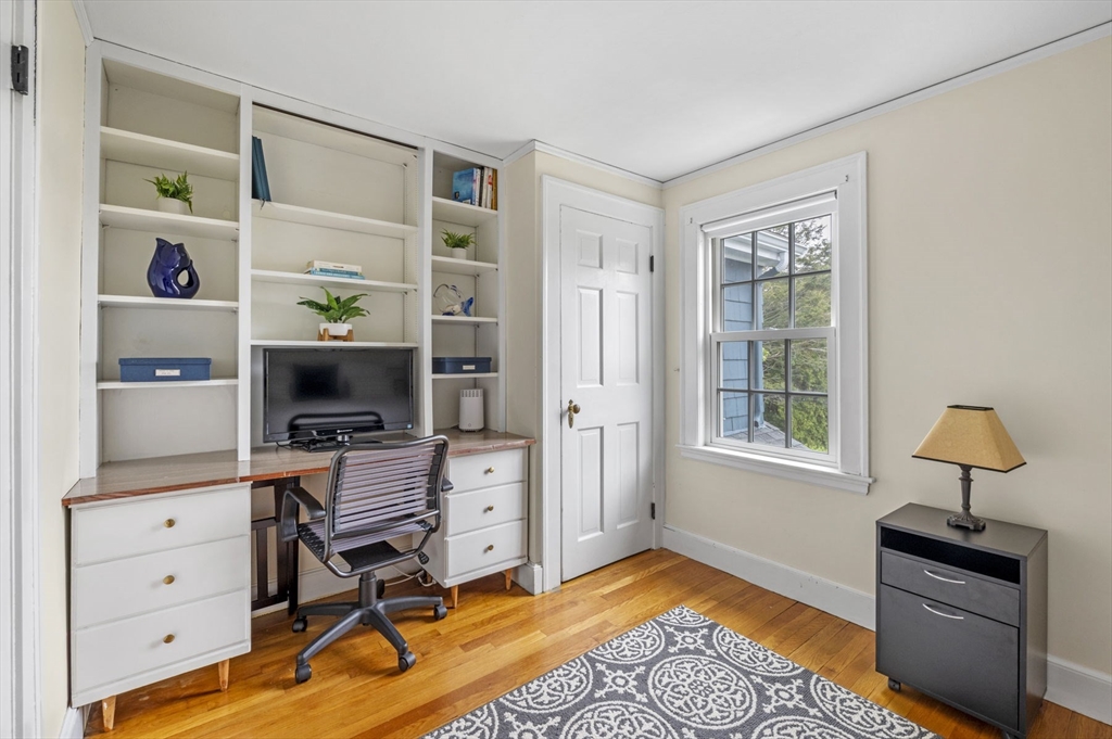 30 Rose Avenue Marblehead, MA 01945 - Photo 27 of 42 a bedroom with a workspace