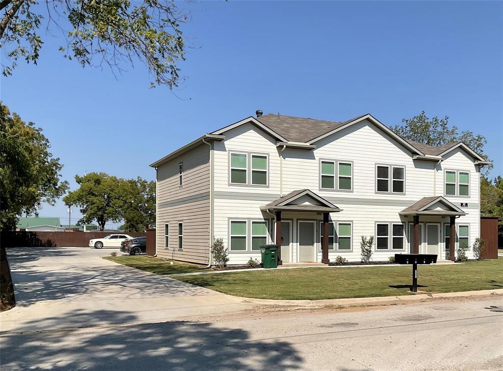 207 West Cloud Street, Unit D Gainesville, TX 76240 - Photo 1 of 1 View of front of home featuring concrete driveway