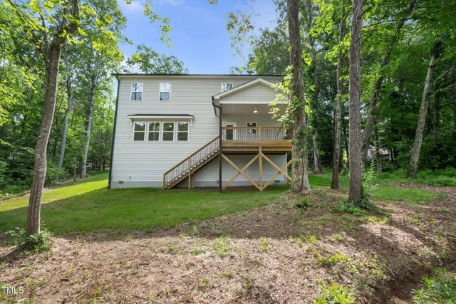 a view of a house with backyard