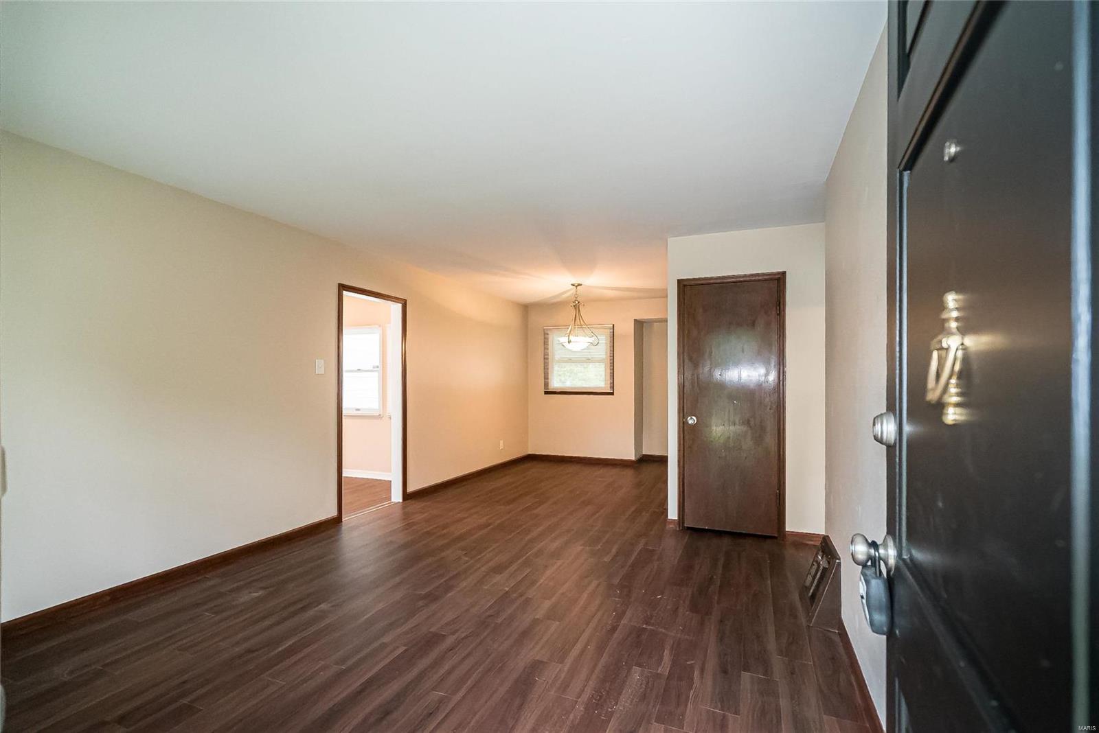 108 Cameron Road St. Louis, MO 63137 - Photo 3 of 35