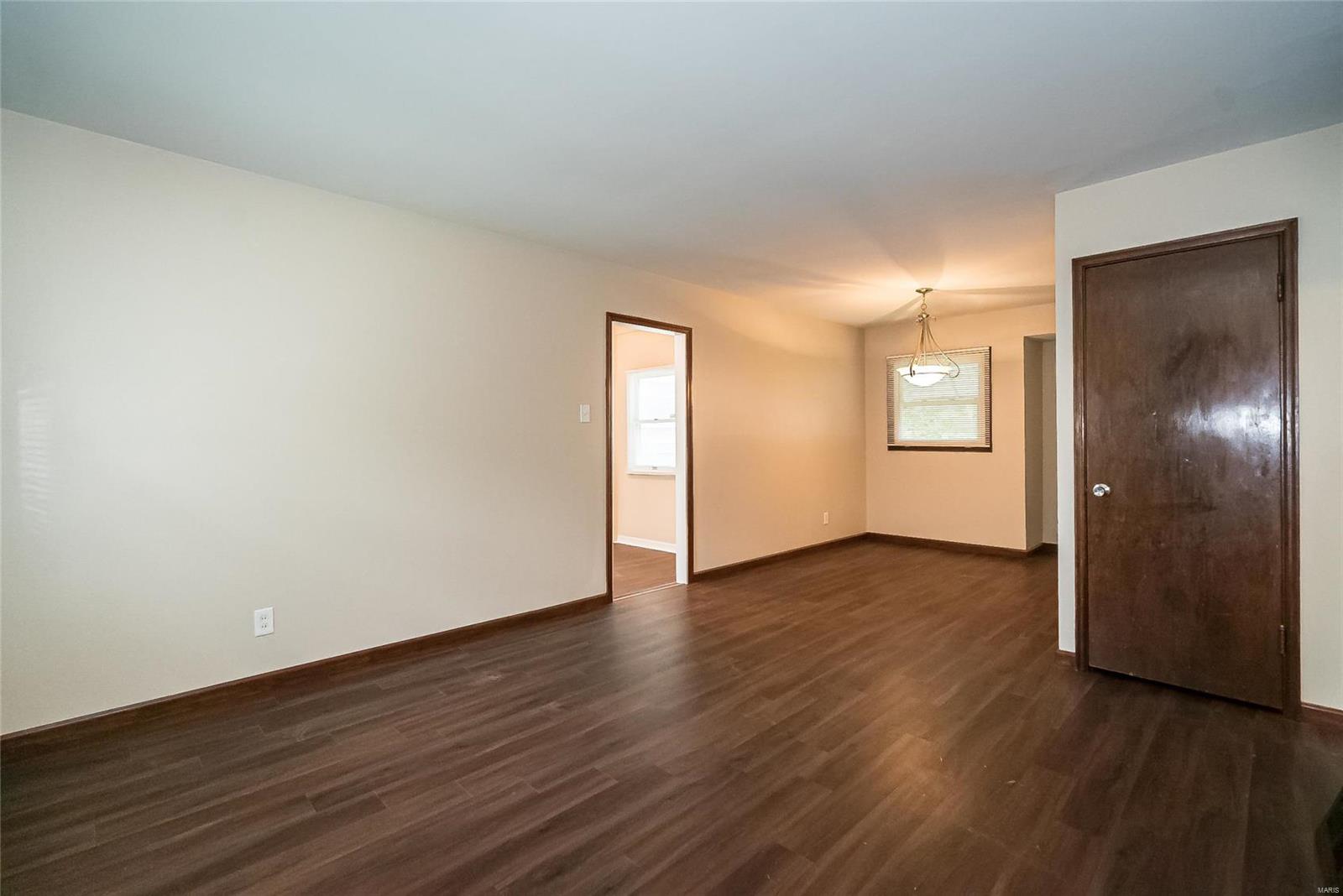 108 Cameron Road St. Louis, MO 63137 - Photo 4 of 35