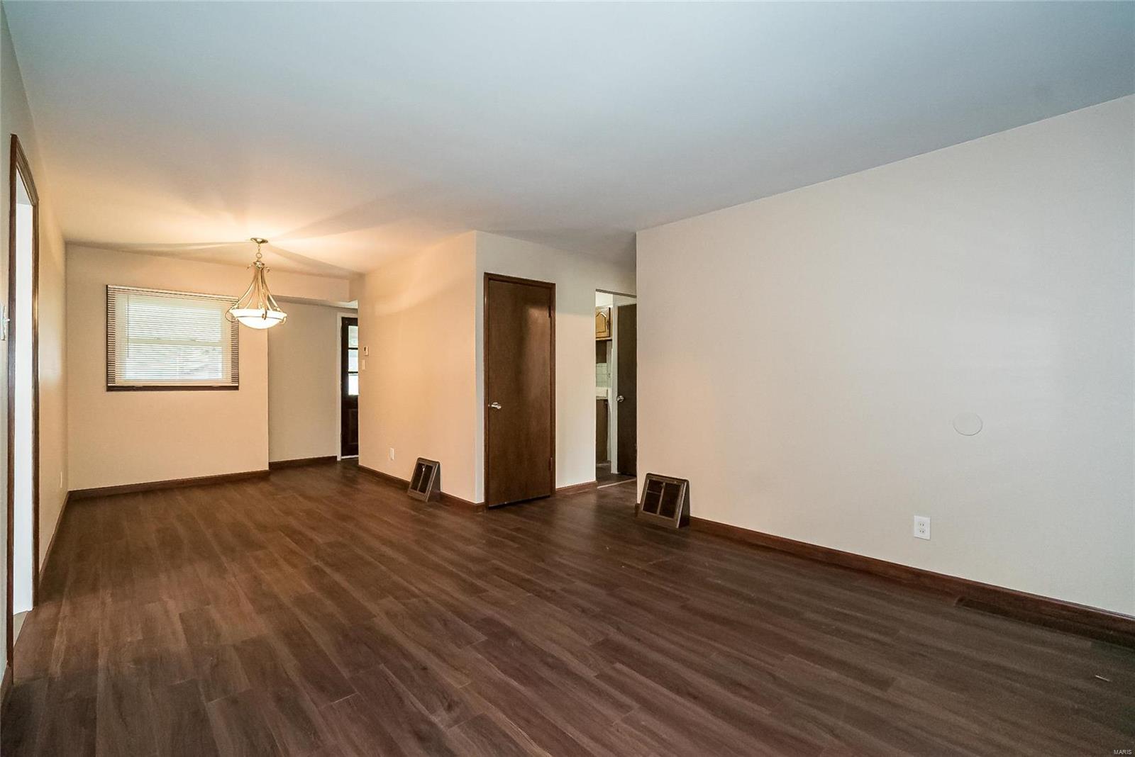 108 Cameron Road St. Louis, MO 63137 - Photo 5 of 35