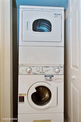 1450 South Halsted Street, Unit 1A Chicago, IL 60607 - Photo 11 of 11 a utility room with dryer and washer