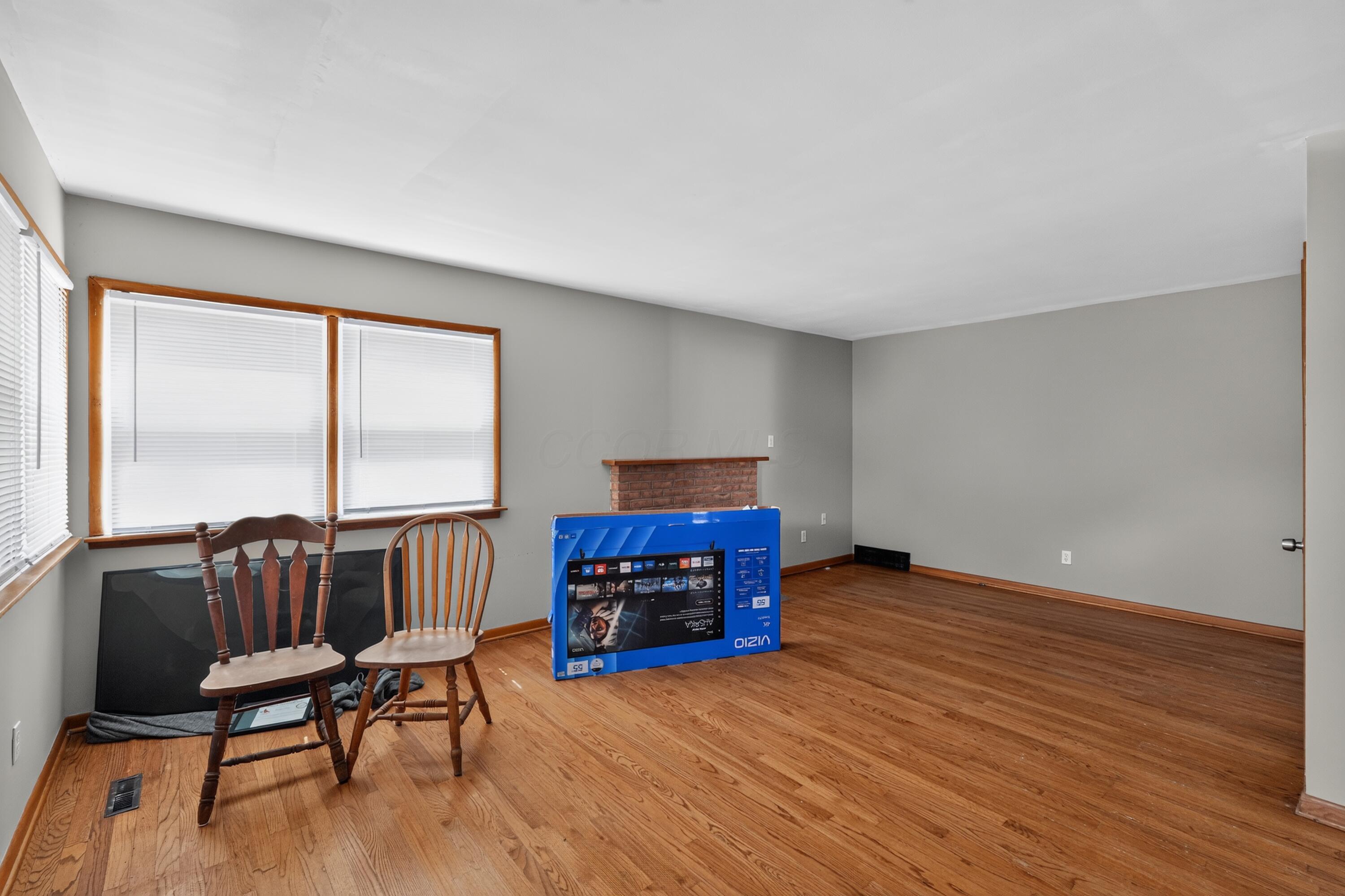 5216 Bagley Road Columbus, OH 43232 - Photo 3 of 19 05_5216_Bagley_Rd-Living_room-ey-2