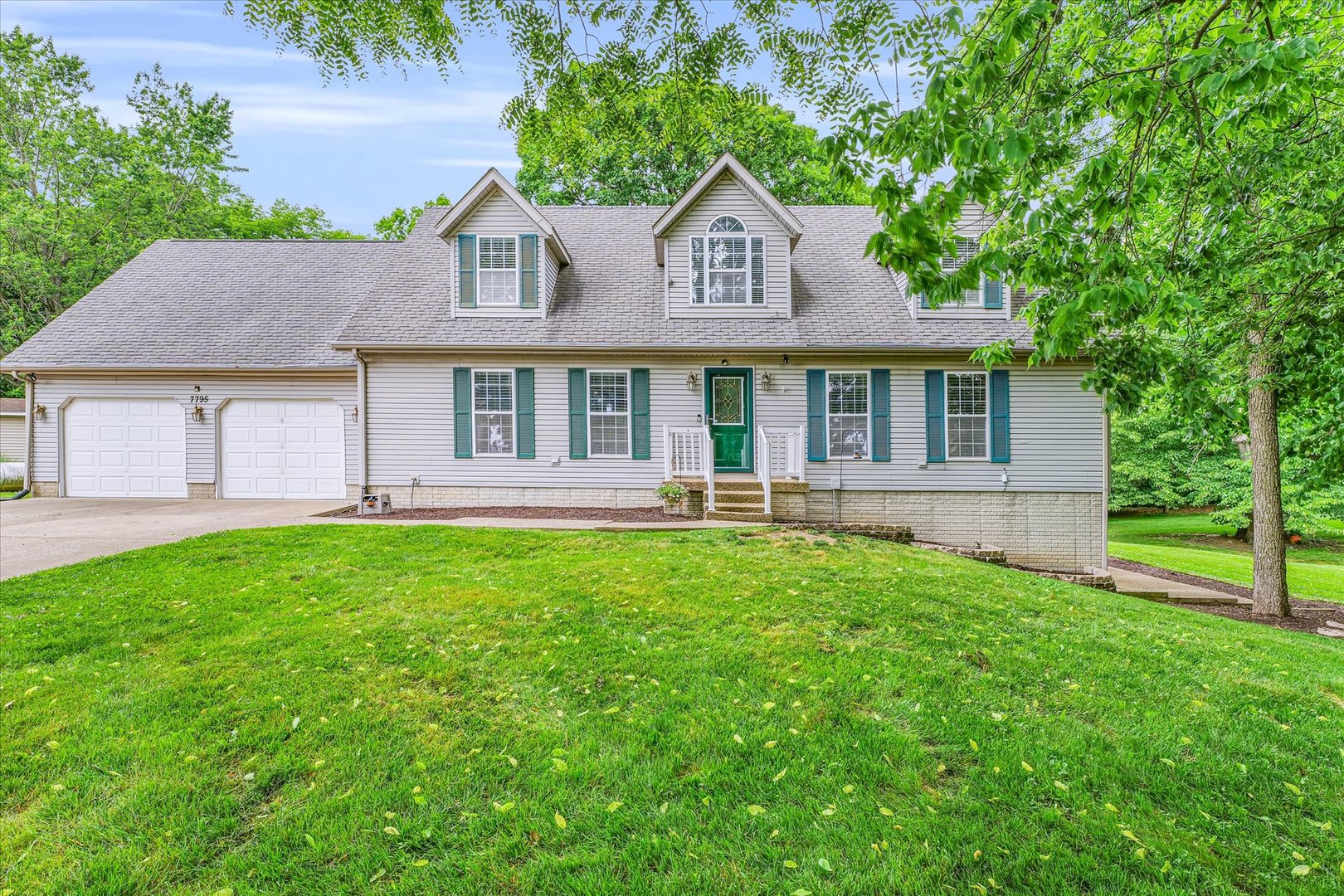 7795 Buttercup Road Weldon, IL 61882 - Photo 2 of 47 a front view of a house with a yard