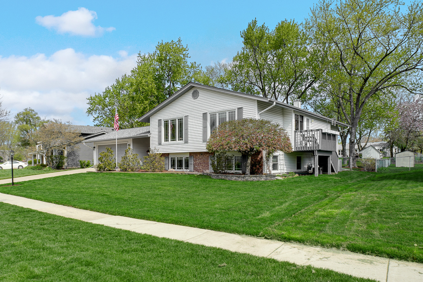 920 Harrison Lane Hoffman Estates, IL 60192 - Photo 3 of 26 a front view of a house with a garden