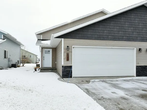 $319,900 | 7250 30th Street South, Fargo, ND 58104