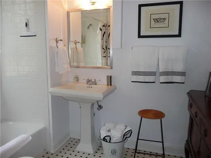 $1,325 | 3300 St Charles Avenue, Unit 27, New Orleans, LA 70115