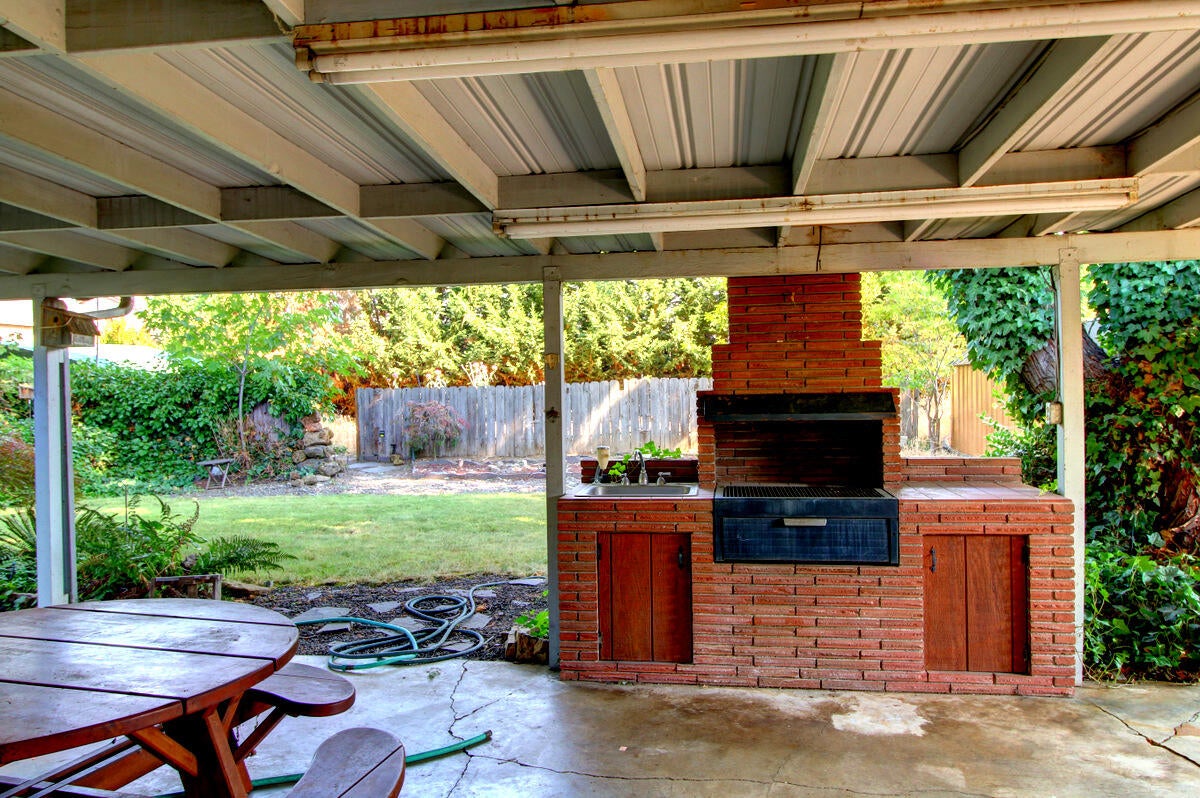 207 Victoria Way Central Point, OR 97502 - Photo 7 of 16 IMG_1452_3_4