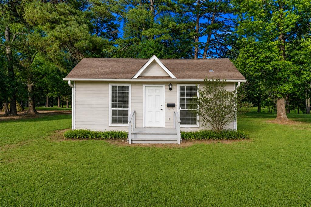 4940 North Frontage Road Winfield, TX 75455 - Photo 18 of 40 Guest house includes a Murphy bed.