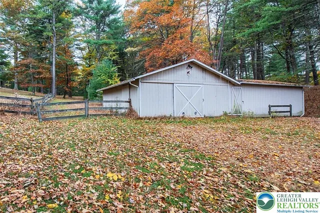 $450,000 | 139 Johnny Bee Road, Dingmans Ferry, PA 18328