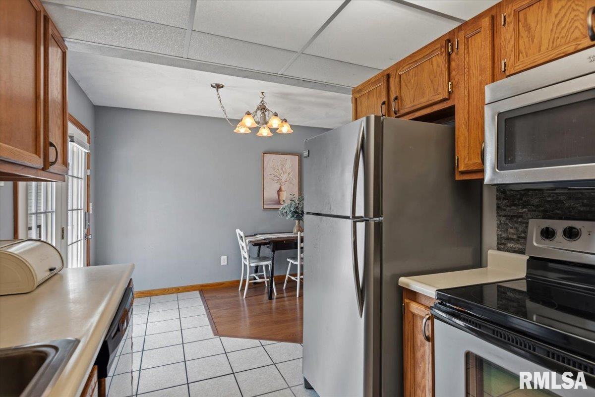 3028 Sutherland Road Springfield, IL 62702 - Photo 10 of 38