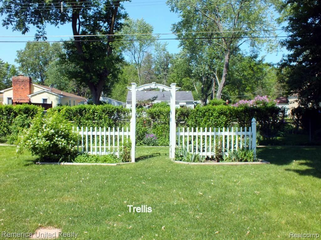 18551 Inkster Road Livonia, MI 48152 - Photo 28 of 30 Yard 2.jpg