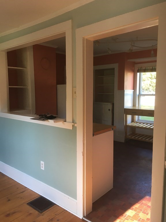 136 Topsfield Road Ipswich, MA 01938 - Photo 12 of 28