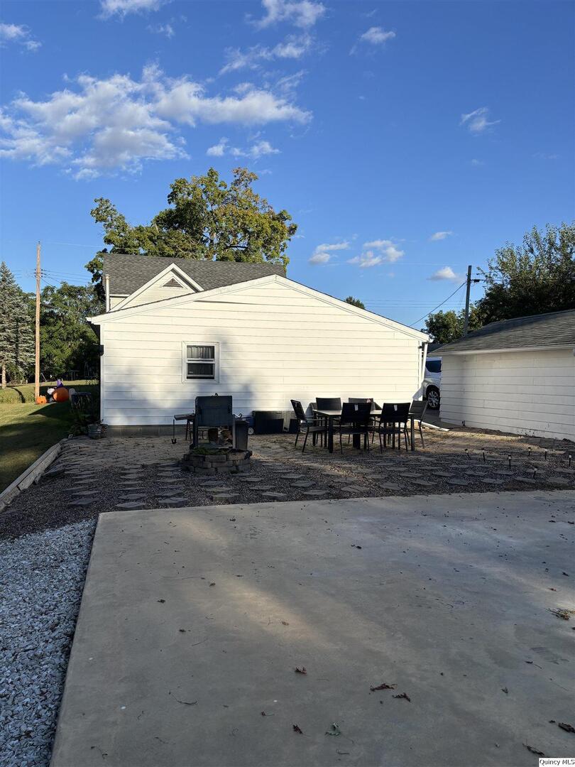 212 South 1st Street Carthage, IL 62321 - Photo 16 of 17 a view of a terrace