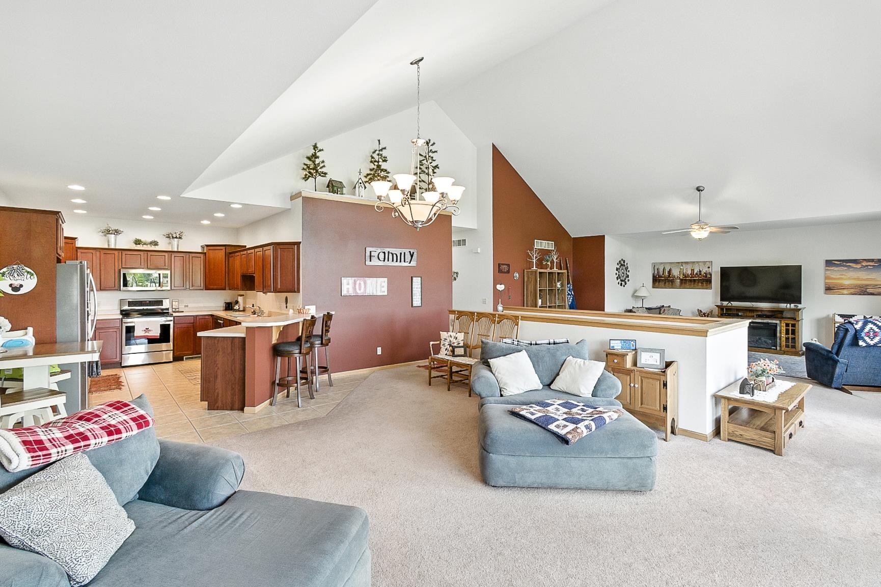 711 Cherokee Path Lake Mills, WI 53551 - Photo 4 of 22