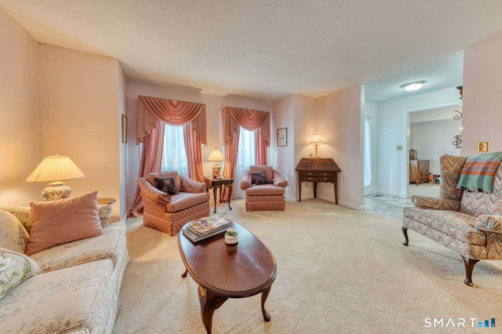 40 Hickory Hill Road, Unit 40 Southington, CT 06489 - Photo 6 of 35 a living room with furniture and a lamp