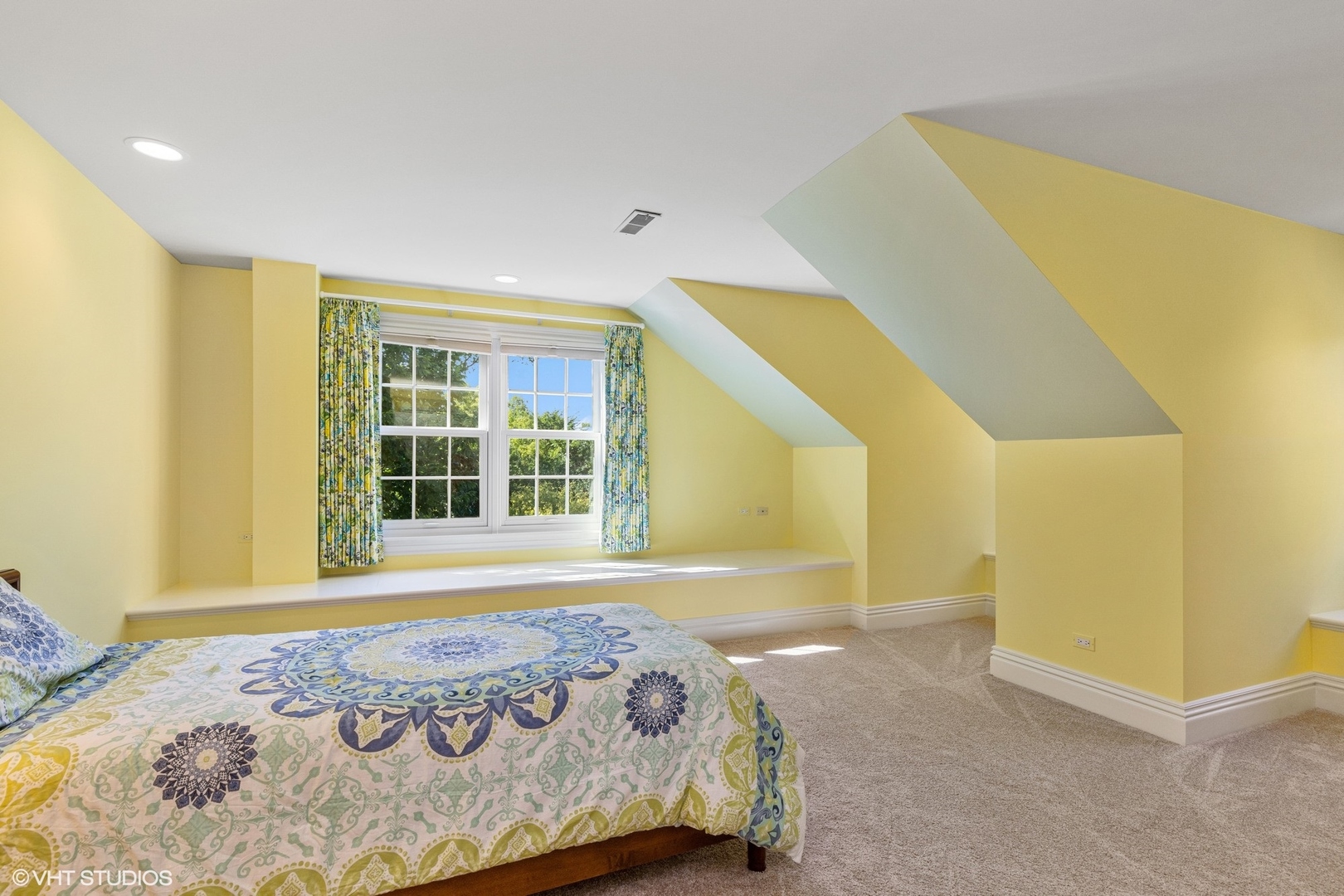 475 West Deerpath Road Lake Forest, IL 60045 - Photo 22 of 35 a bedroom with a bed and a window
