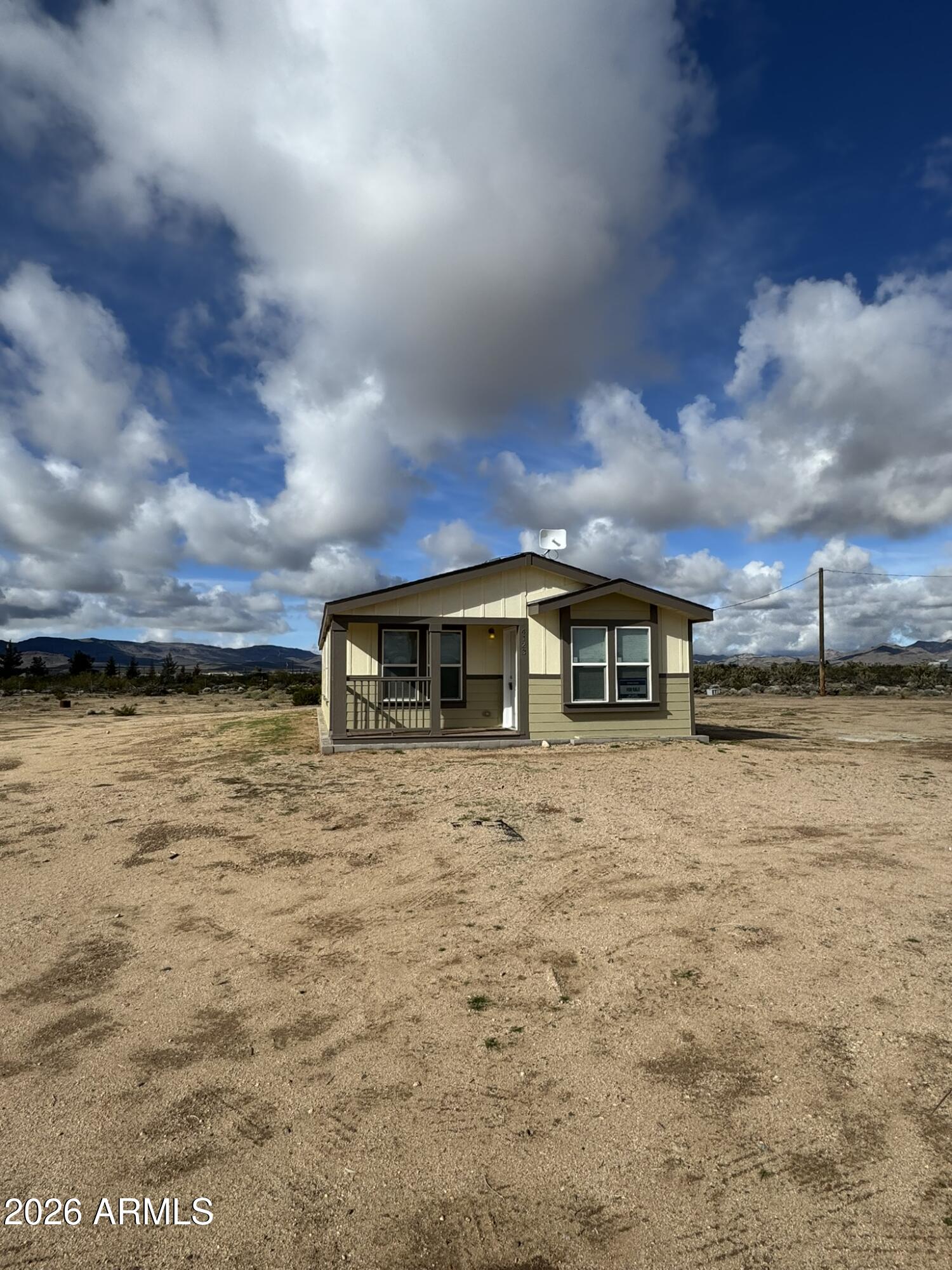 4123 Cowlic Road Golden Valley, AZ 86413 - Photo 2 of 15 a front view of a house with a yard