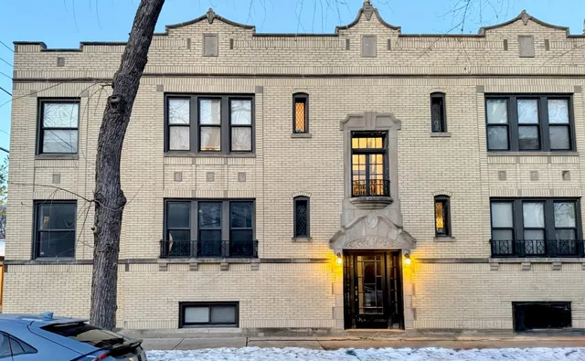 $1,800 | 2544 West Hollywood Avenue, Unit 1, Chicago, IL 60659