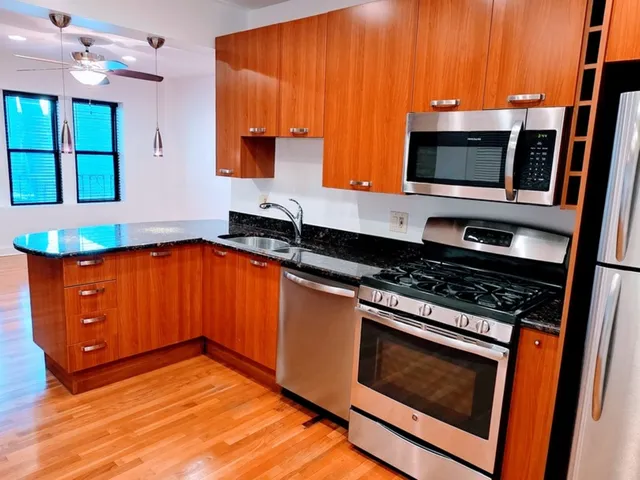 $1,800 | 2544 West Hollywood Avenue, Unit 1, Chicago, IL 60659