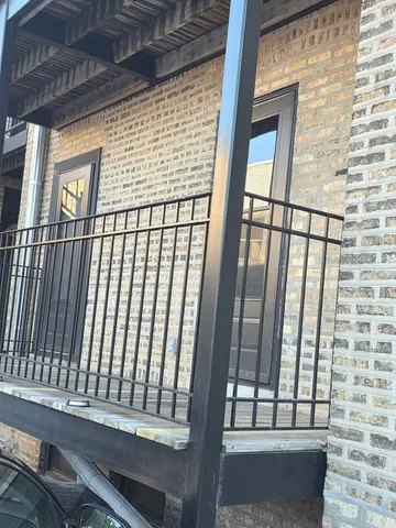 $1,800 | 2544 West Hollywood Avenue, Unit 1, Chicago, IL 60659