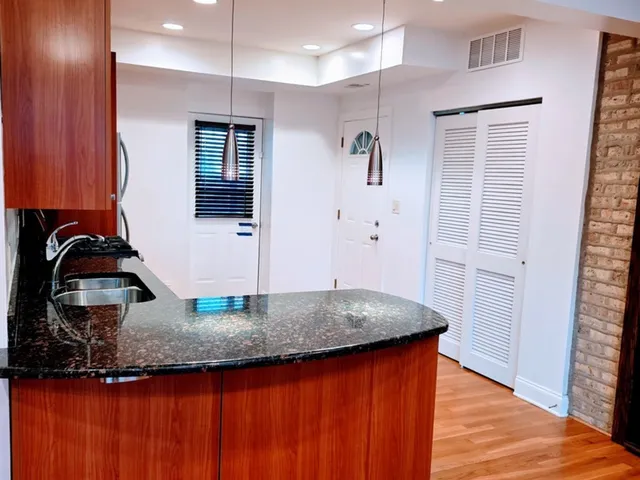 $1,800 | 2544 West Hollywood Avenue, Unit 1, Chicago, IL 60659