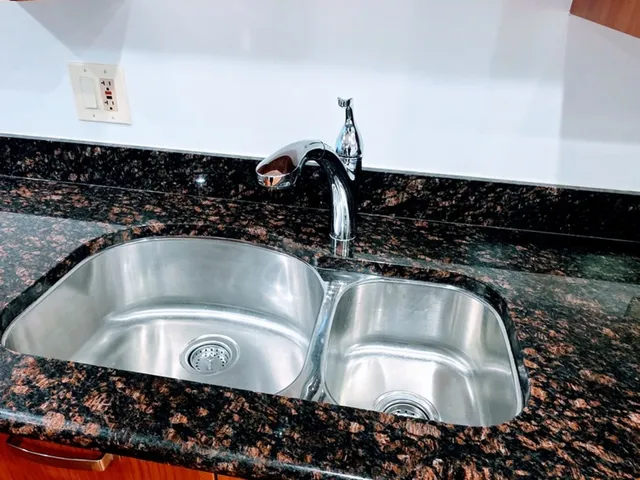 $1,800 | 2544 West Hollywood Avenue, Unit 1, Chicago, IL 60659