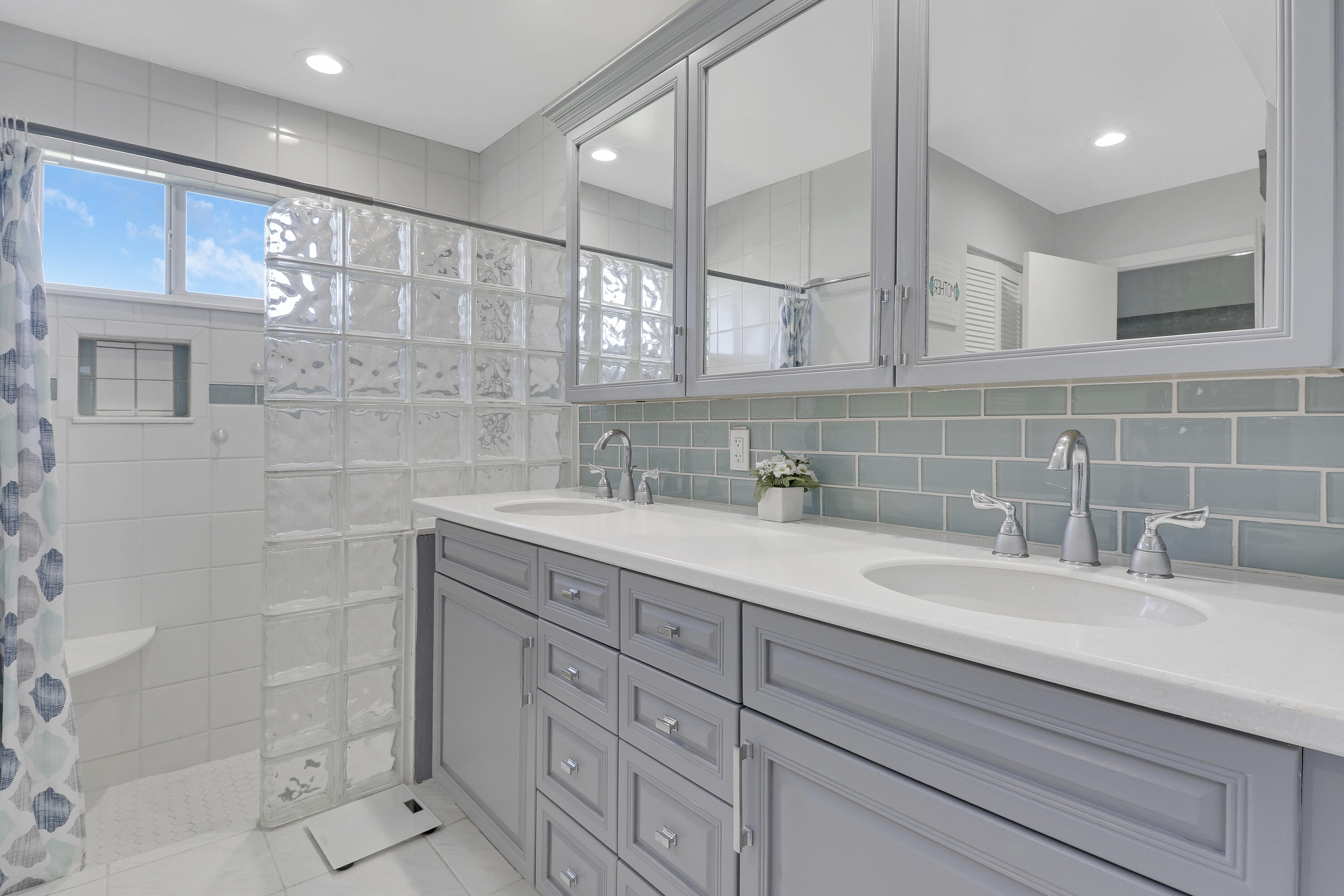 271 Maplecrest Circle Jupiter, FL 33458 - Photo 15 of 38 Owner Suite bathroom