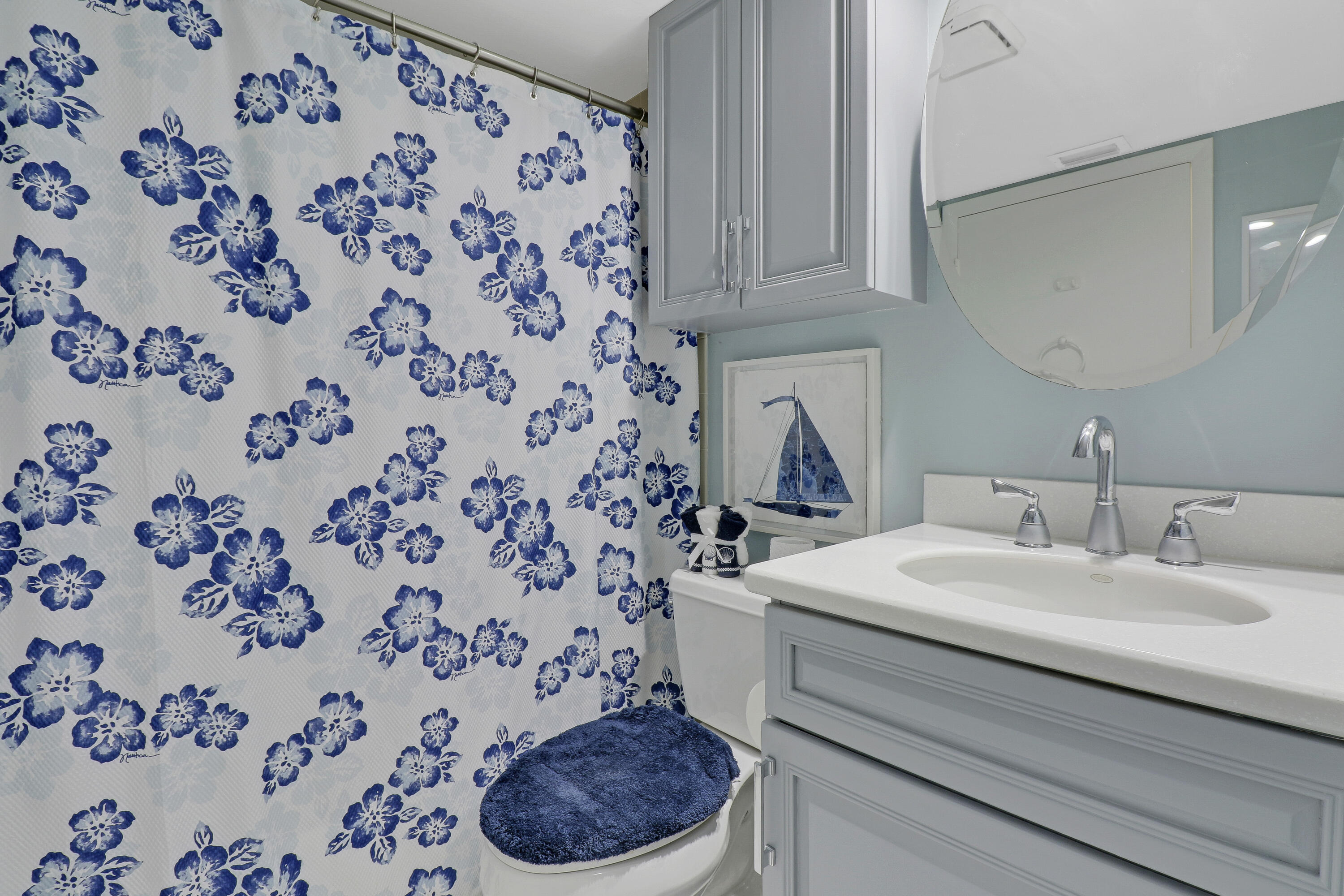 271 Maplecrest Circle Jupiter, FL 33458 - Photo 24 of 38 Downstairs Guest Bath
