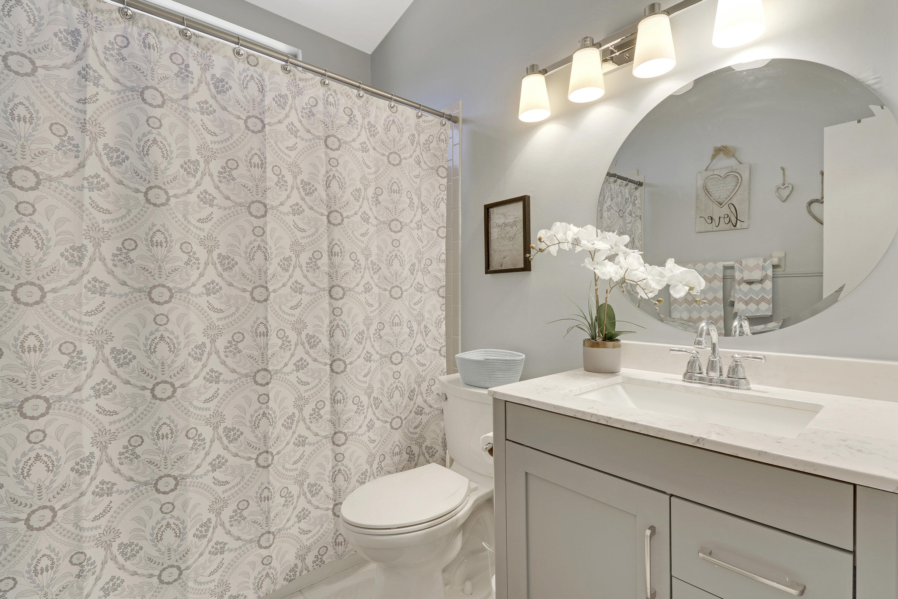 271 Maplecrest Circle Jupiter, FL 33458 - Photo 33 of 38 Upstairs bathroom